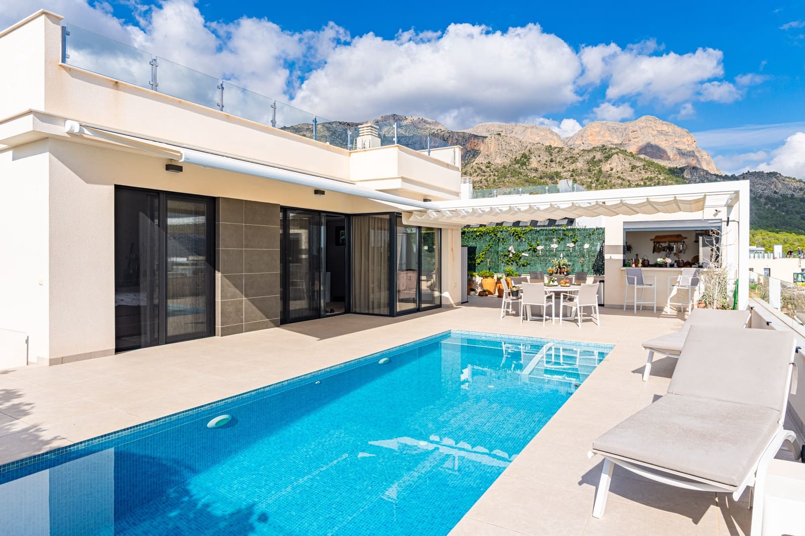 5 bedroom Villa for sale in Polop with pool garage - € 649,000 (Ref: 9494915)