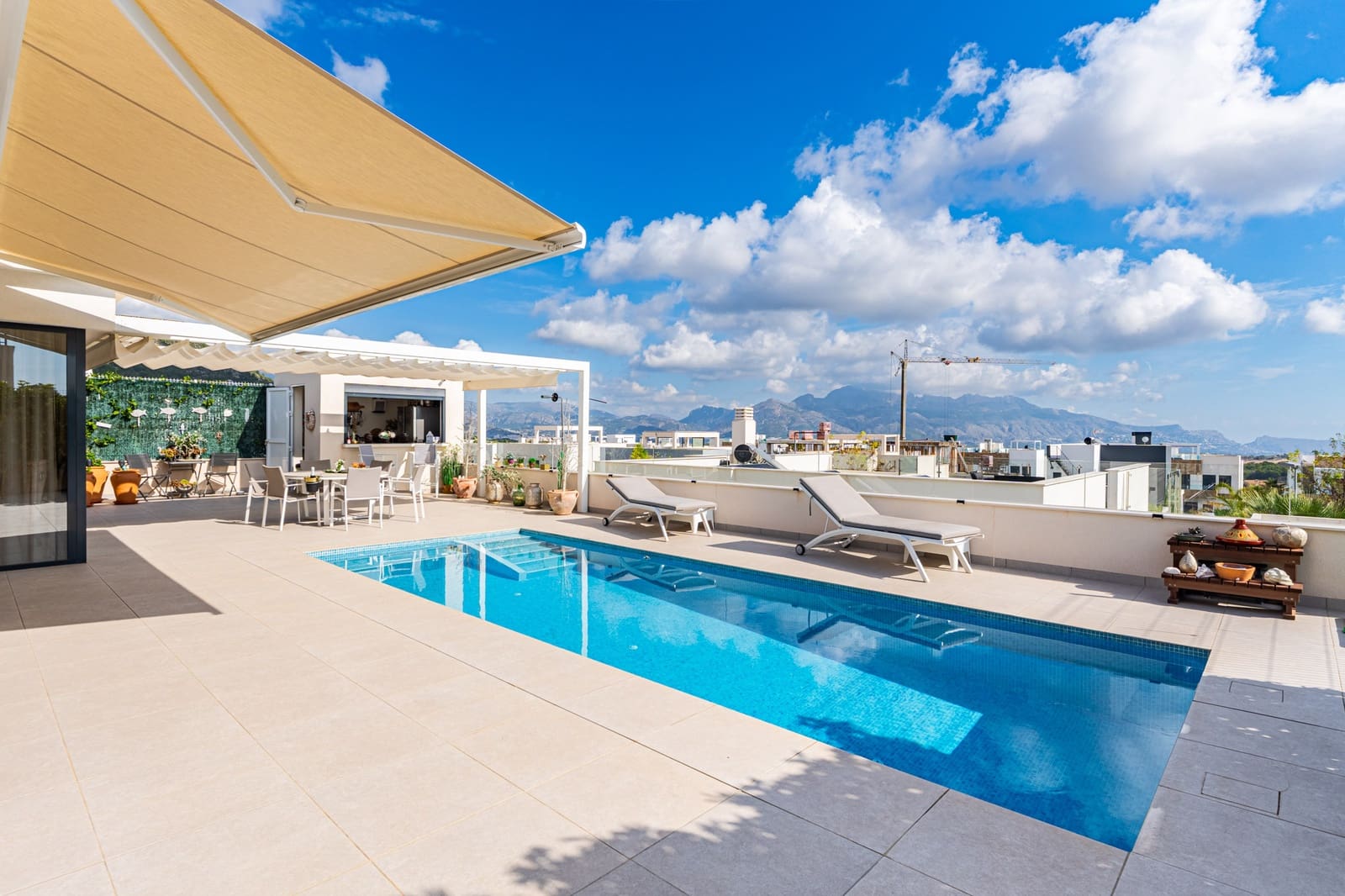 5 bedroom Villa for sale in Polop with pool garage - € 649,000 (Ref: 9494915)