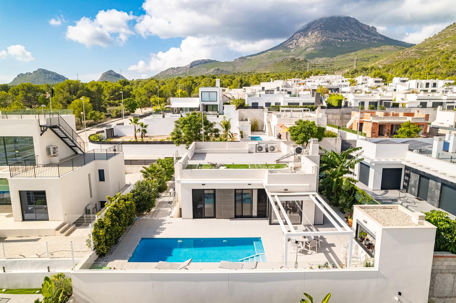 5 bedroom Villa for sale in Polop with pool garage - € 649,000 (Ref: 9494915)