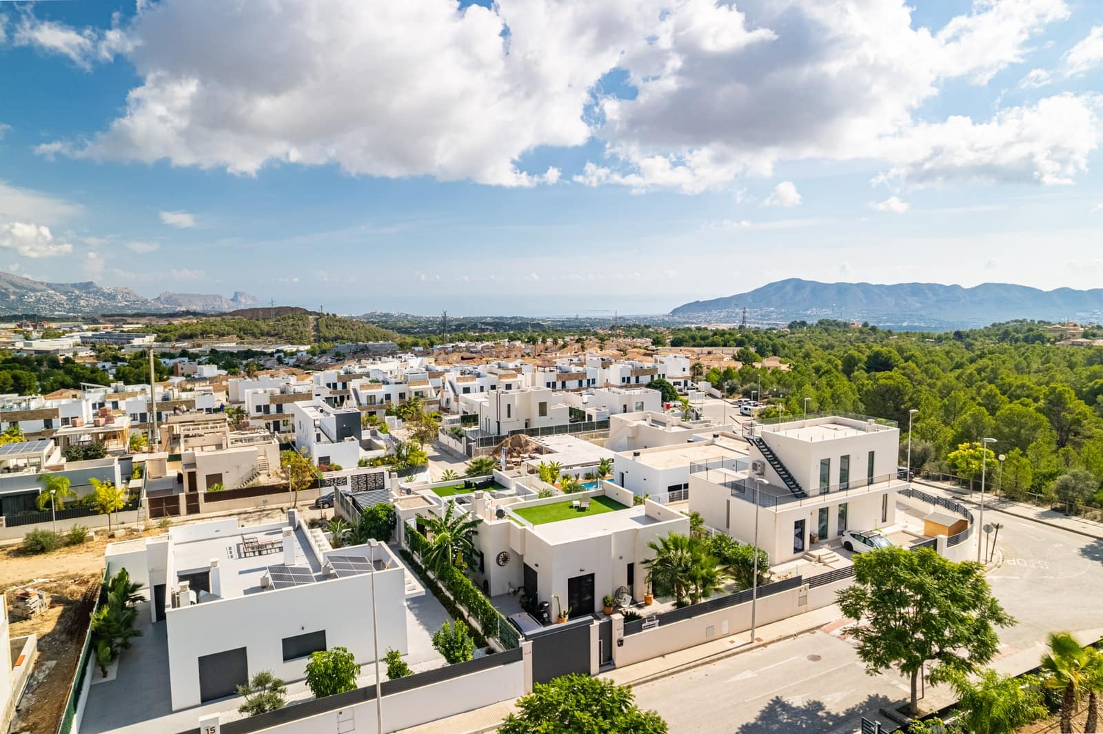 5 bedroom Villa for sale in Polop with pool garage - € 649,000 (Ref: 9494915)