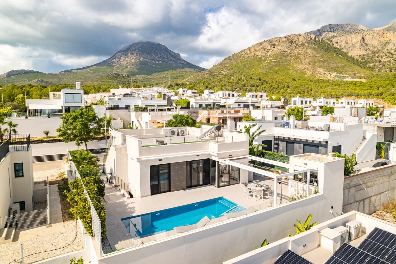 5 bedroom Villa for sale in Polop with pool garage - € 649,000 (Ref: 9494915)