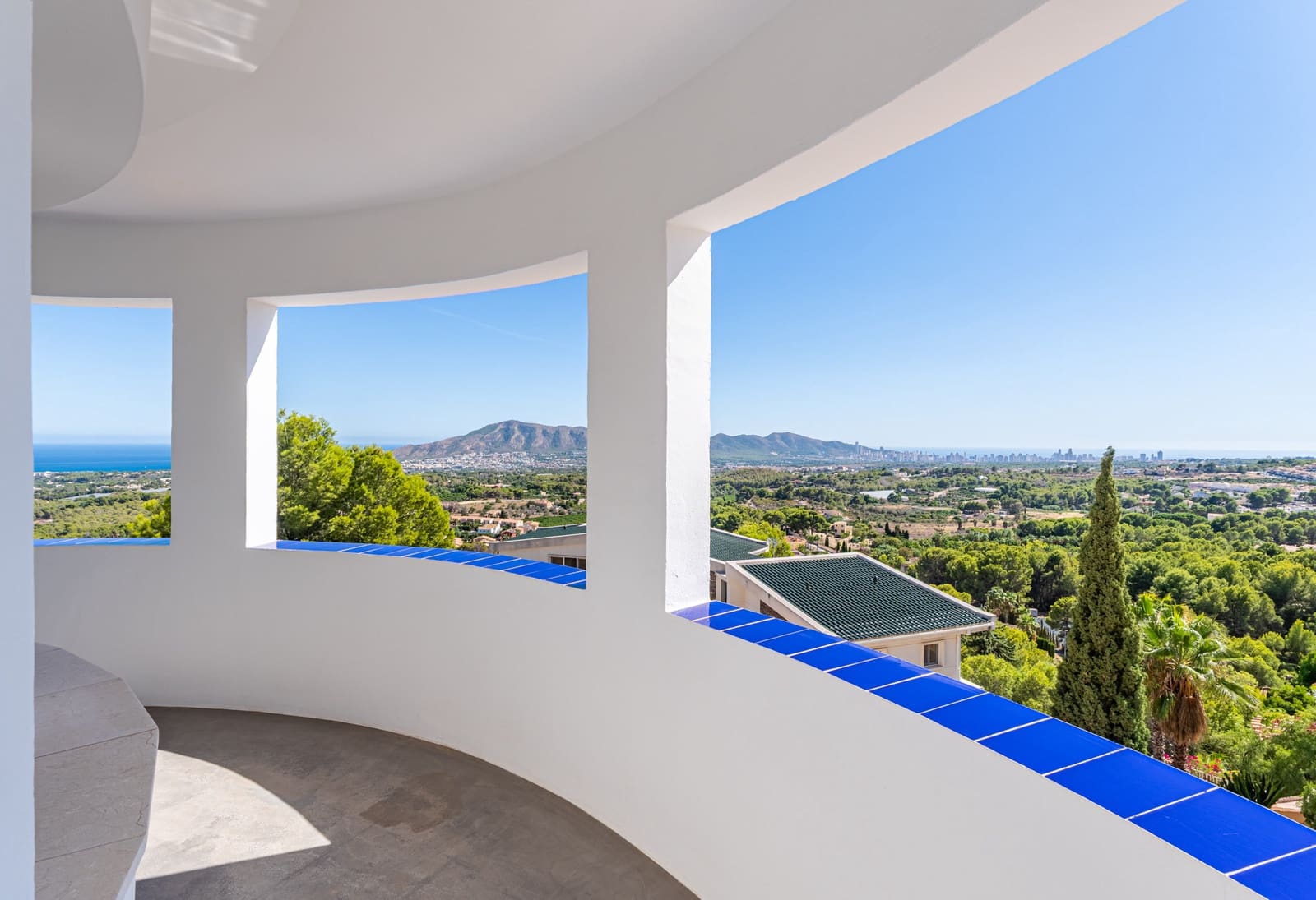 5 bedroom Villa for sale in Alfaz del Pi / L'Alfas del Pi with pool garage - € 1,350,000 (Ref: 9494920)