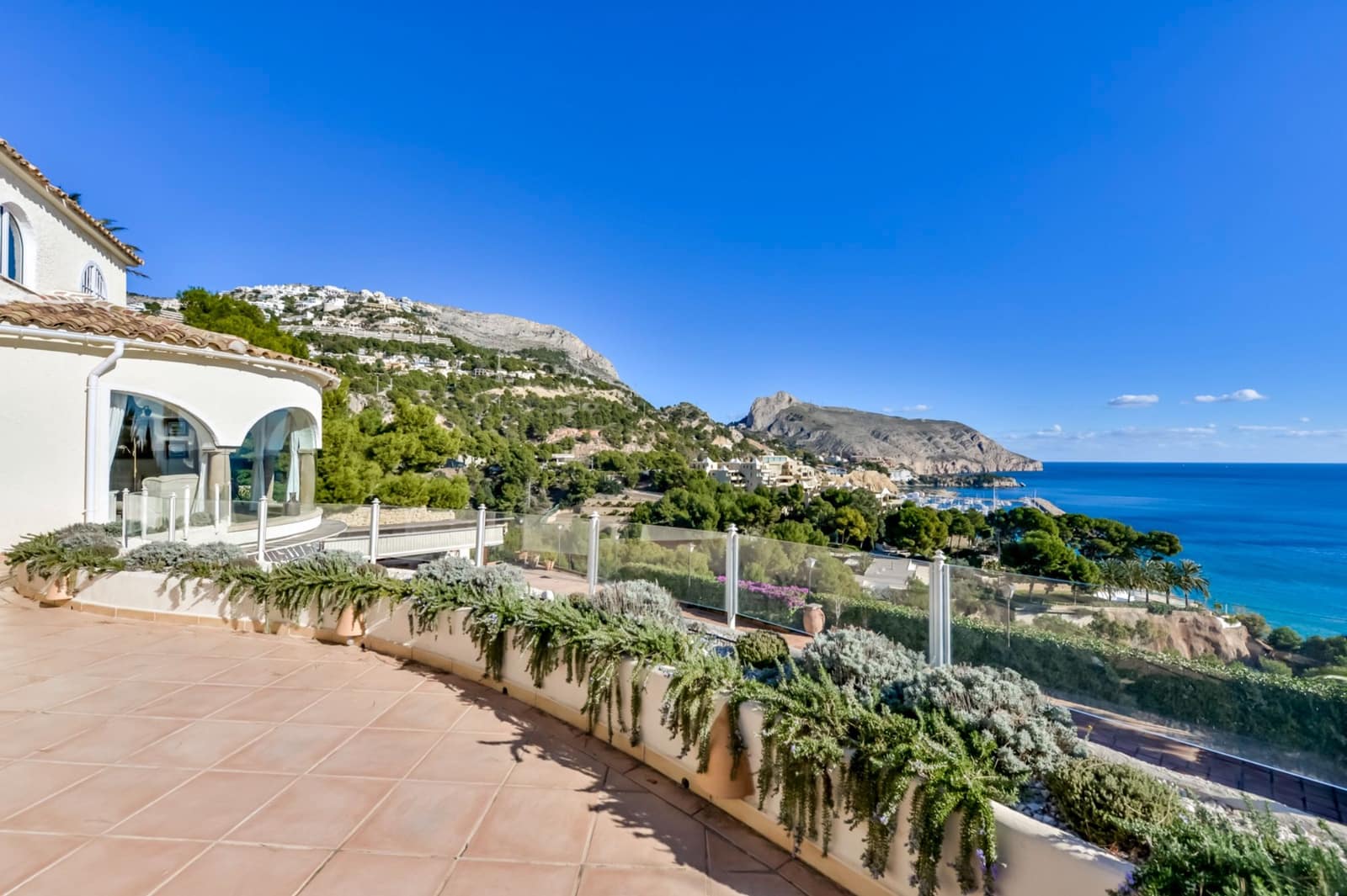 6 bedroom Villa for sale in Altea with pool garage - € 2,930,000 (Ref: 9494922)