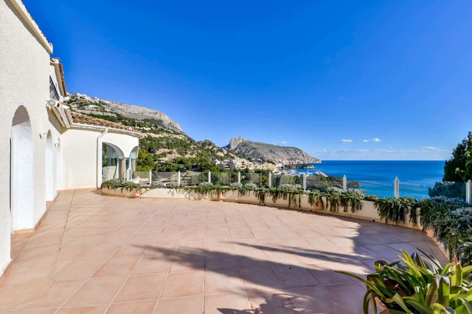 6 bedroom Villa for sale in Altea with pool garage - € 2,930,000 (Ref: 9494922)