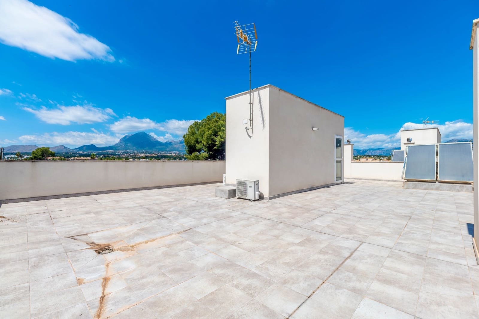 4 bedroom Villa for sale in Albir with pool garage - € 990,000 (Ref: 9494924)