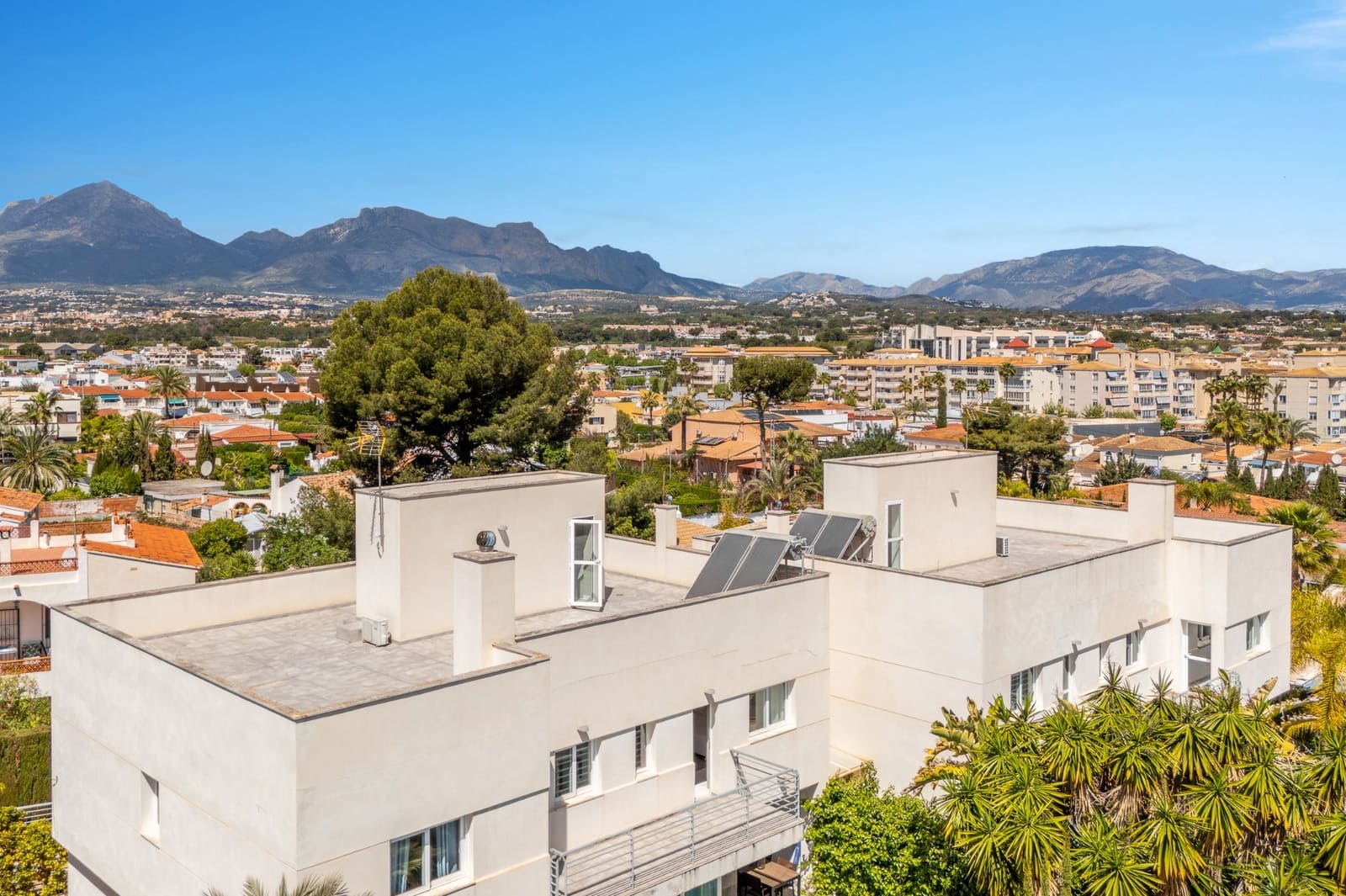 4 bedroom Villa for sale in Albir with pool garage - € 990,000 (Ref: 9494924)