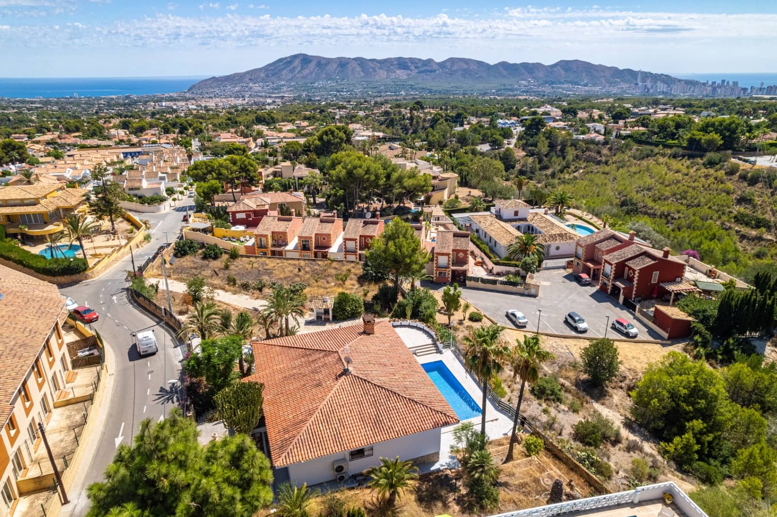 4 sypialnia Willa na sprzedaż w La Nucia z basenem garażem - 950 000 € (Ref: 9494929)