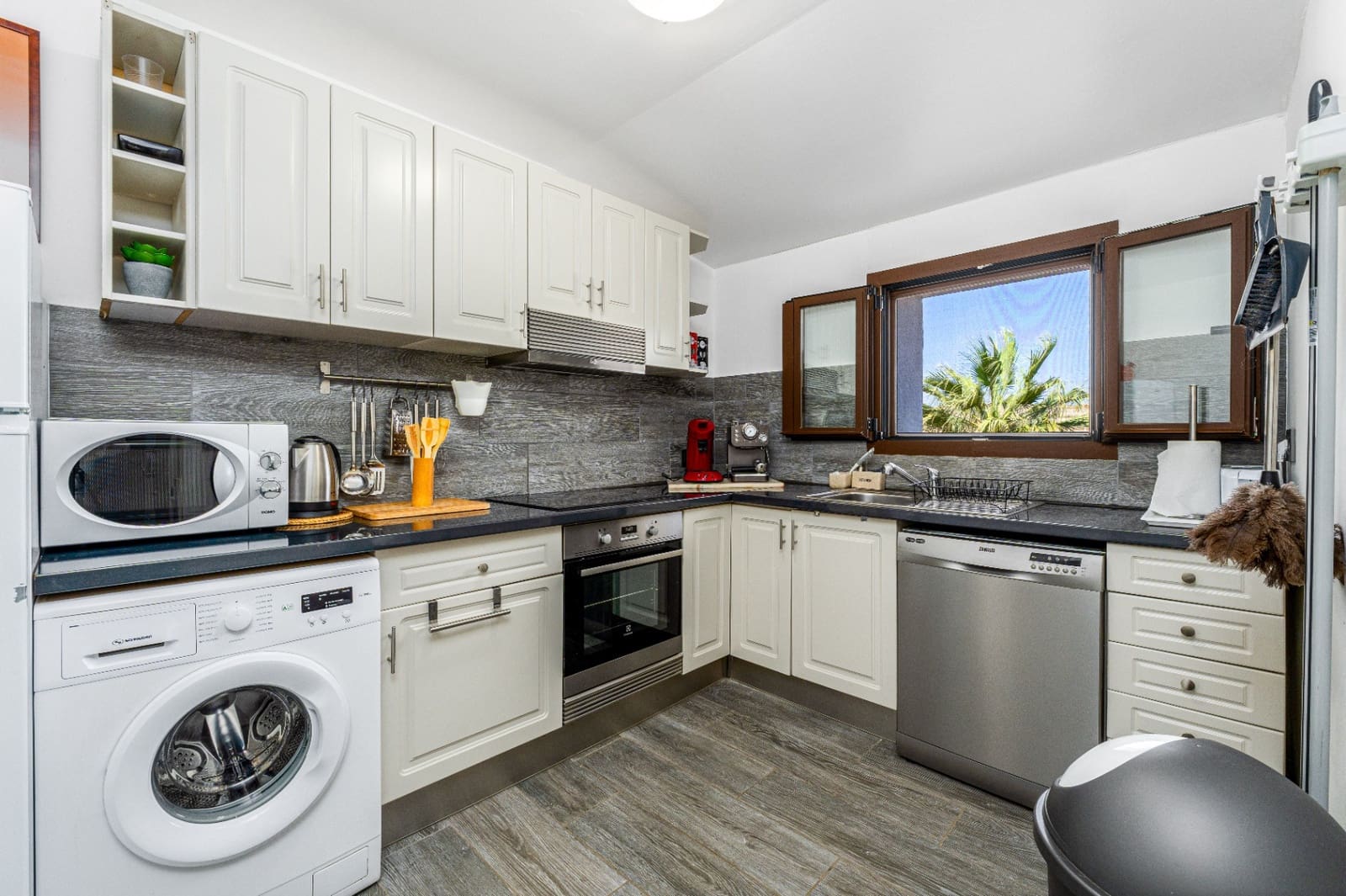 7 bedroom Villa for sale in Benissa with garage - € 1,349,000 (Ref: 9494935)