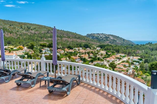 Chalet de 4 habitaciones en Moraira, Teulada-Moraira en venta con piscina - 980.000 € (Ref: 9494938)