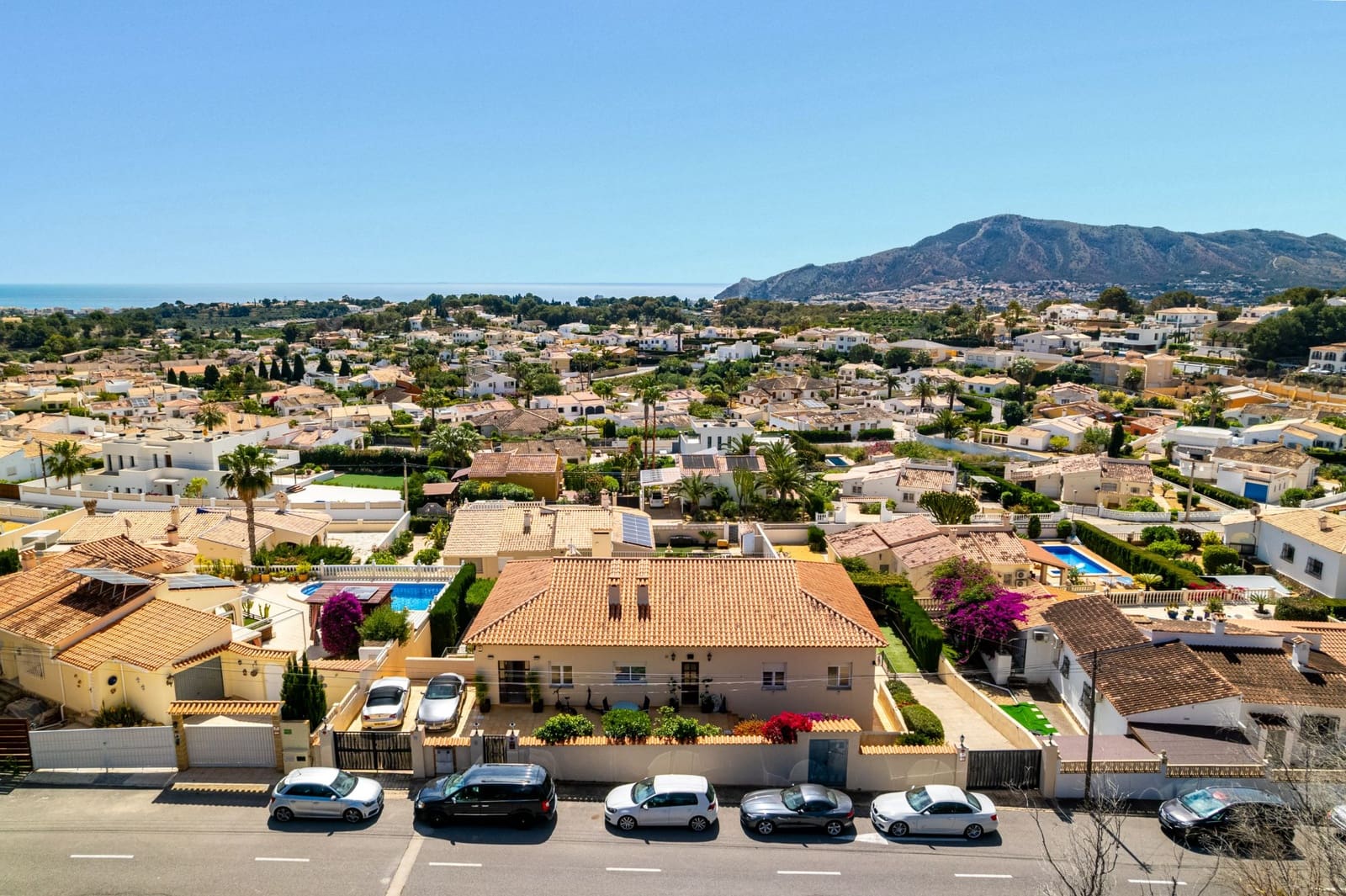 6 bedroom Villa for sale in Alfaz del Pi / L'Alfas del Pi with pool garage - € 725,000 (Ref: 9494939)