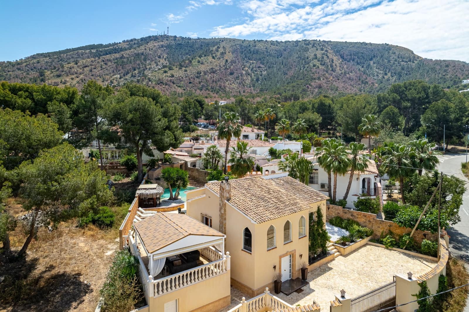 3 bedroom Villa for sale in Albir with pool garage - € 795,000 (Ref: 9494941)