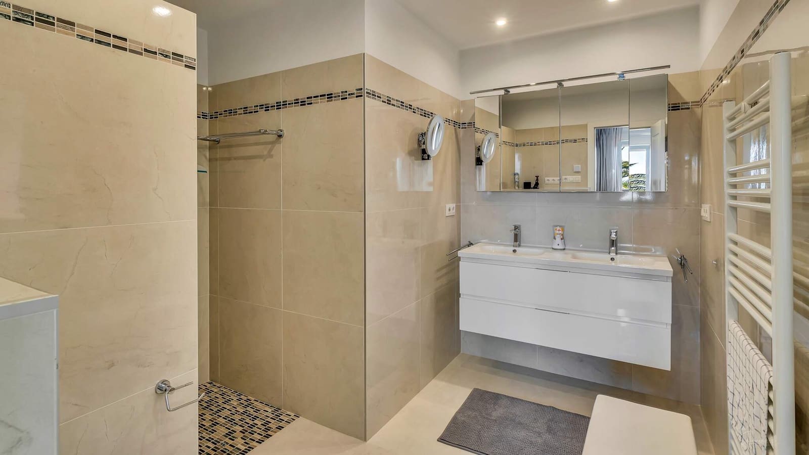 4 bedroom Villa for sale in Teulada with garage - € 1,390,000 (Ref: 9496634)