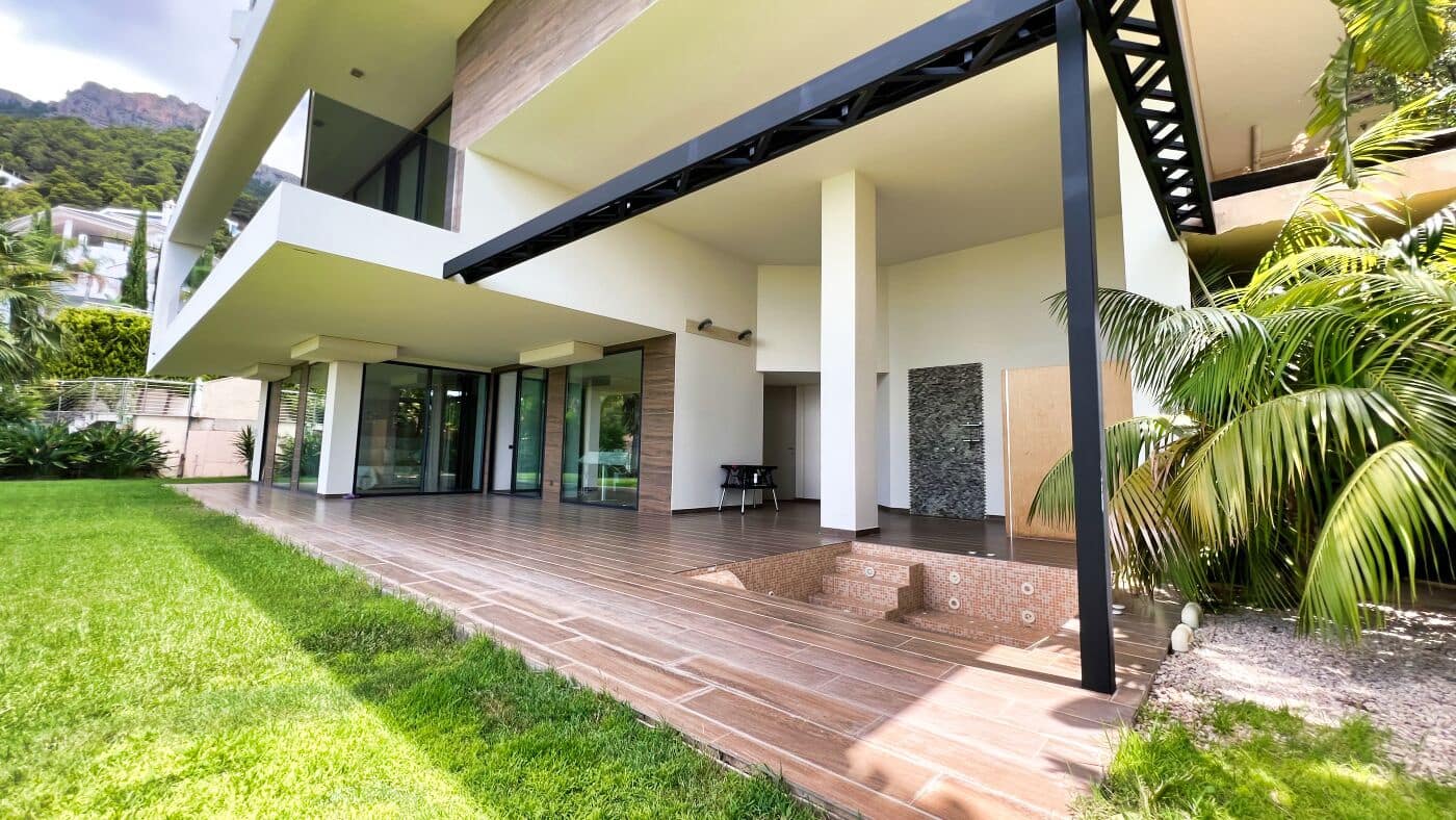 4 bedroom Villa for sale in Altea with pool garage - € 2,650,000 (Ref: 9499898)