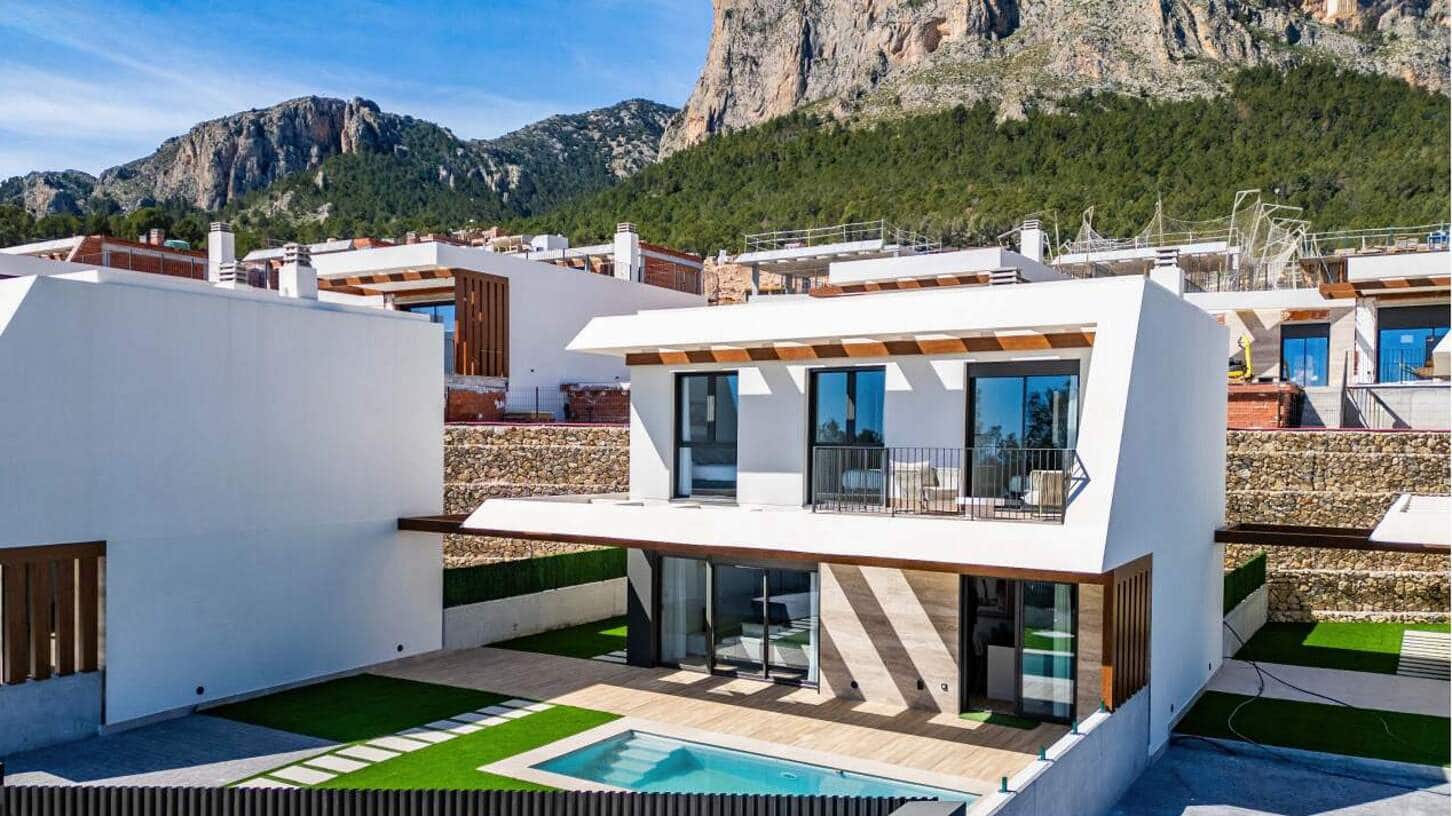 3 bedroom Villa for sale in Polop with pool garage - € 585,400 (Ref: 9536705)