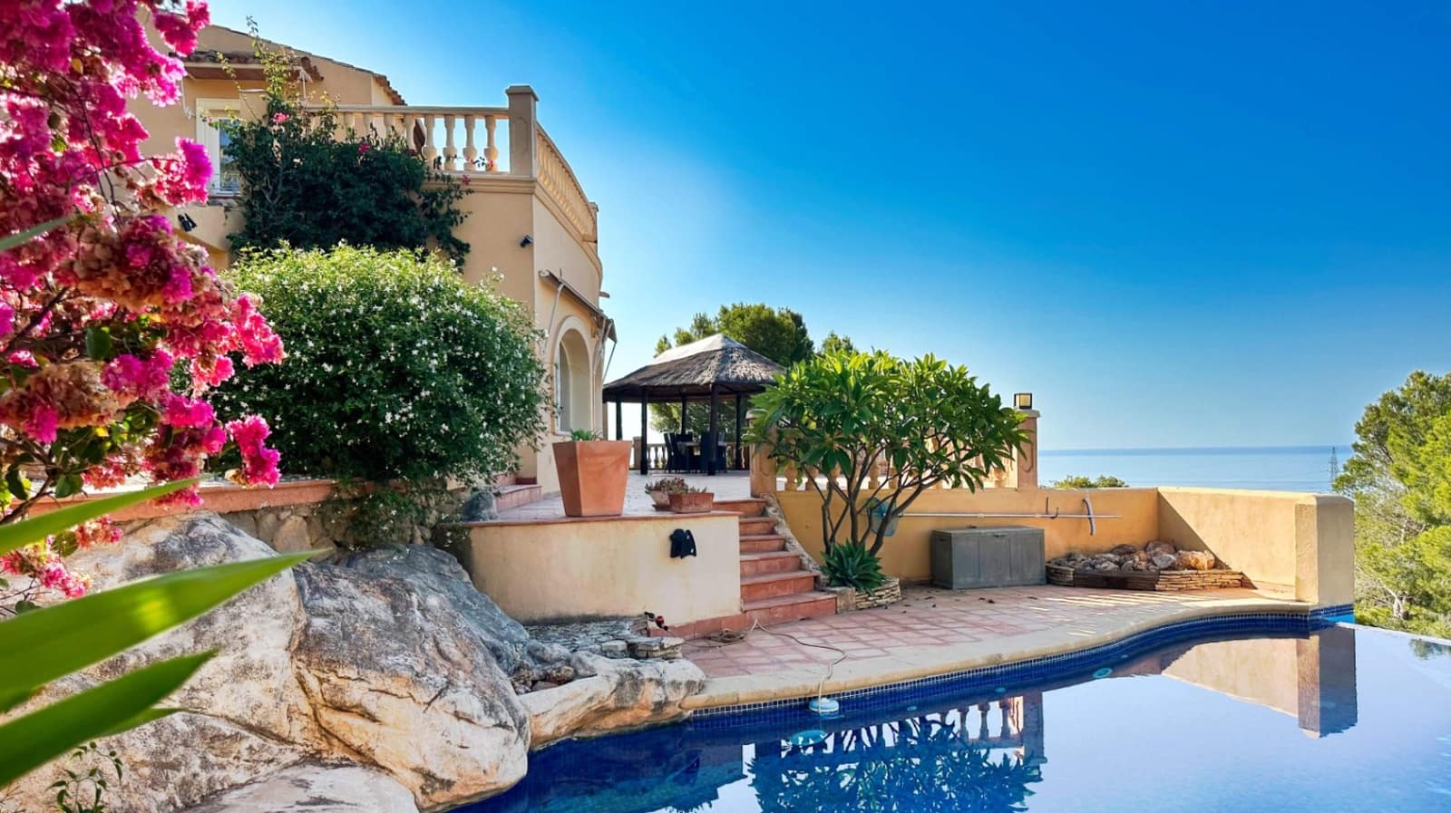 4 bedroom Villa for sale in Altea with pool - € 920,000 (Ref: 9671292)