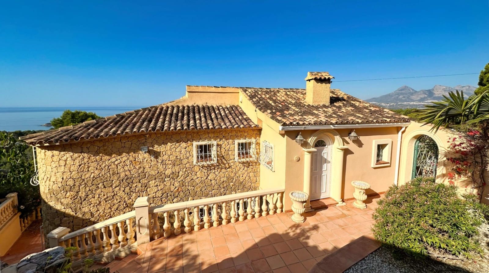 4 bedroom Villa for sale in Altea with pool - € 920,000 (Ref: 9671292)