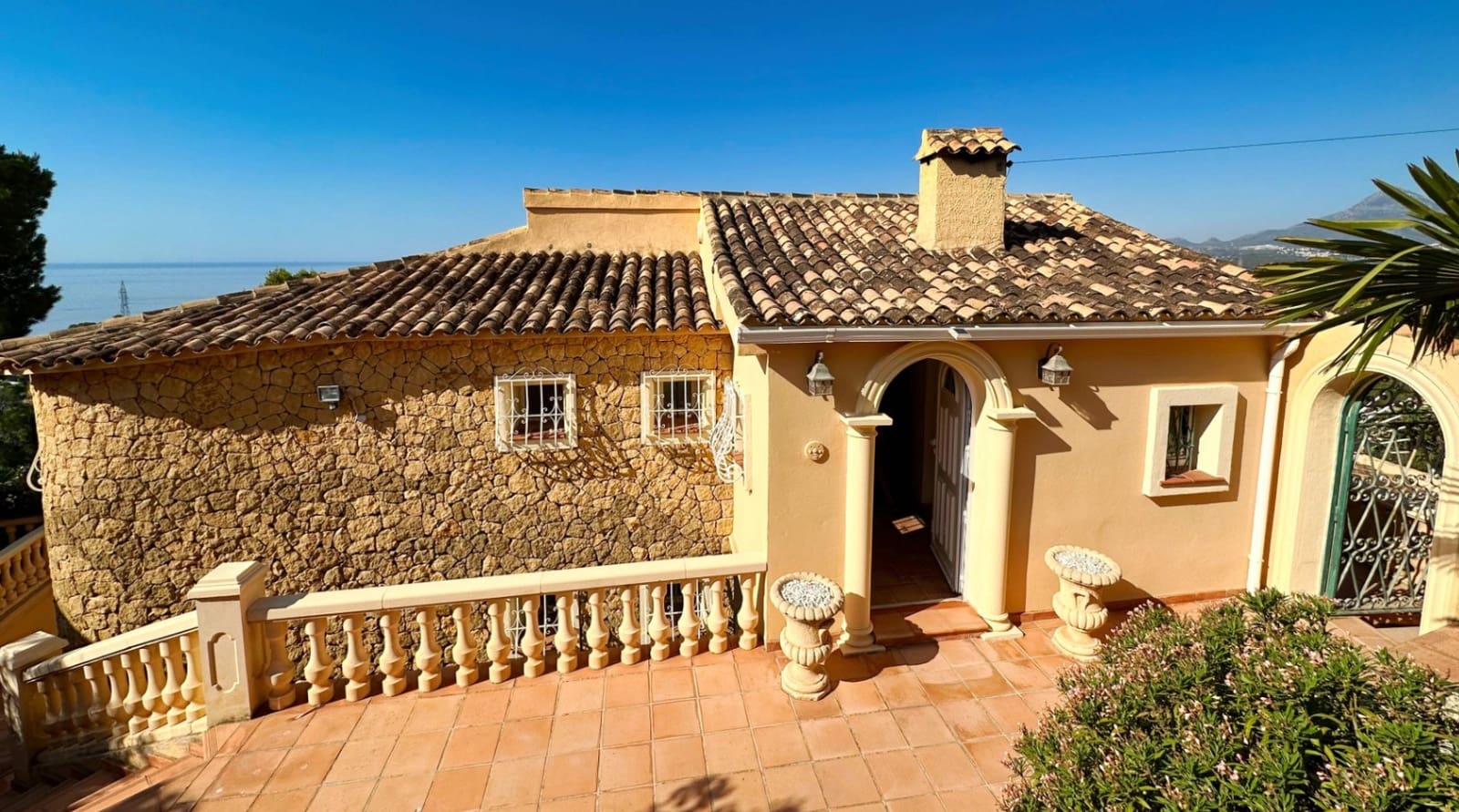 4 bedroom Villa for sale in Altea with pool - € 920,000 (Ref: 9671292)