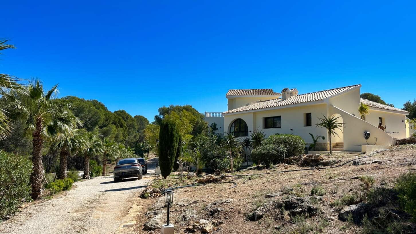 5 bedroom Villa for sale in Altea with pool - € 2,250,000 (Ref: 9688625)
