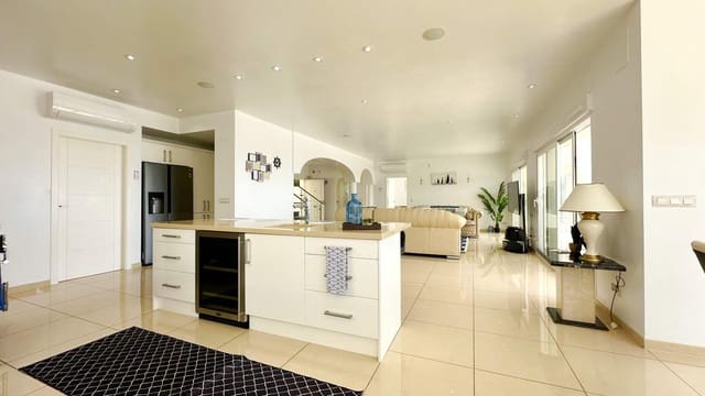 5 bedroom Villa for sale in Altea with pool garage - € 1,790,000 (Ref: 9709182)