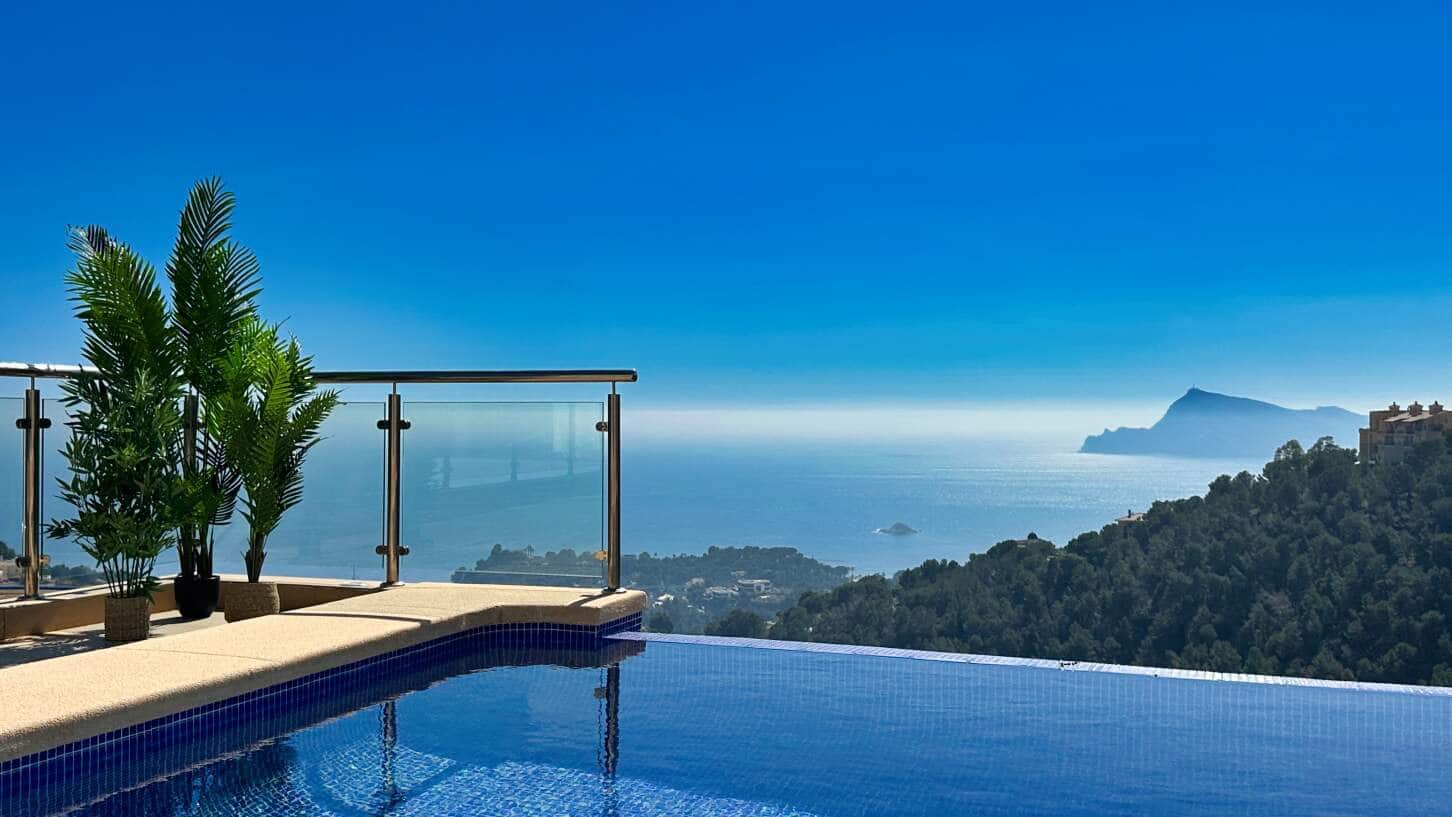 5 bedroom Villa for sale in Altea with pool garage - € 1,790,000 (Ref: 9709182)