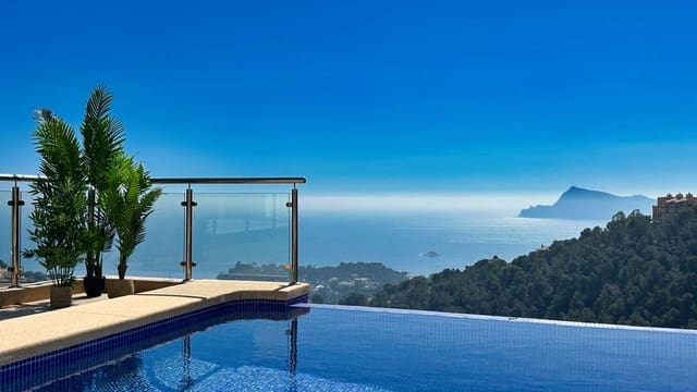 5 bedroom Villa for sale in Altea with pool garage - € 1,790,000 (Ref: 9709182)