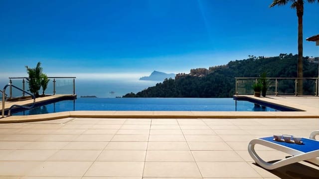 5 bedroom Villa for sale in Altea with pool garage - € 1,790,000 (Ref: 9709182)