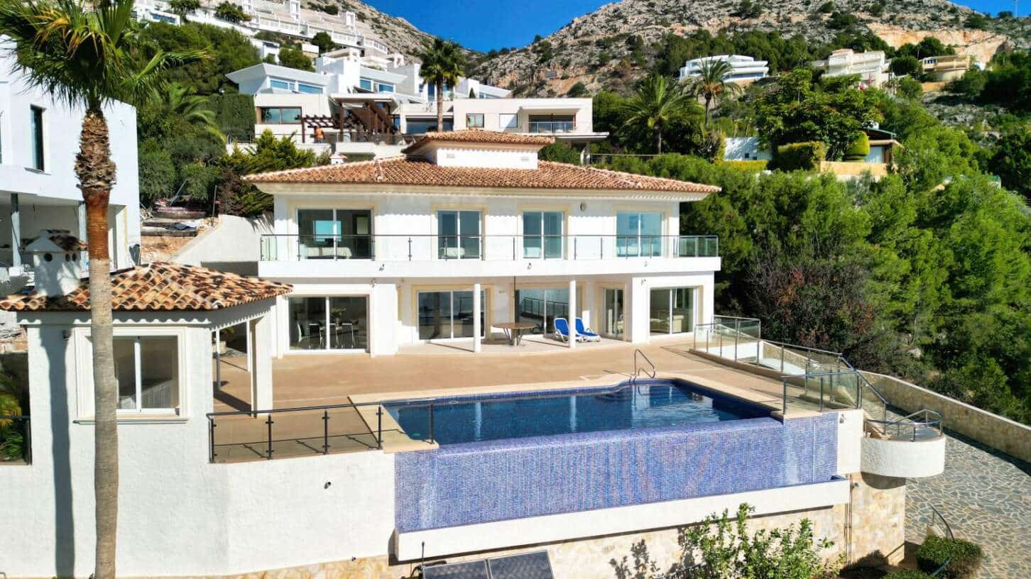 5 bedroom Villa for sale in Altea with pool garage - € 1,790,000 (Ref: 9709182)