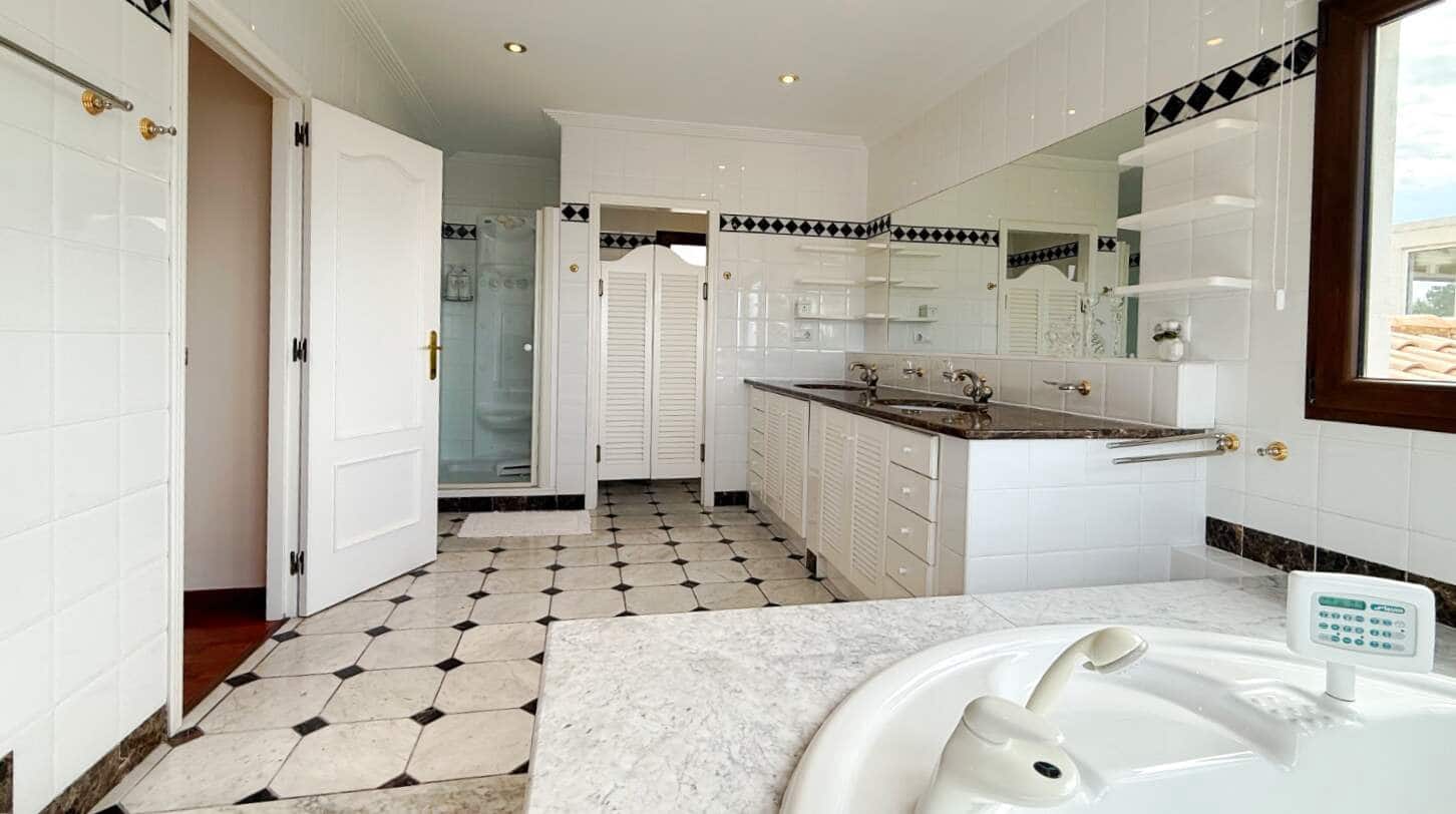 5 bedroom Villa for sale in Altea with pool garage - € 1,900,000 (Ref: 9832050)