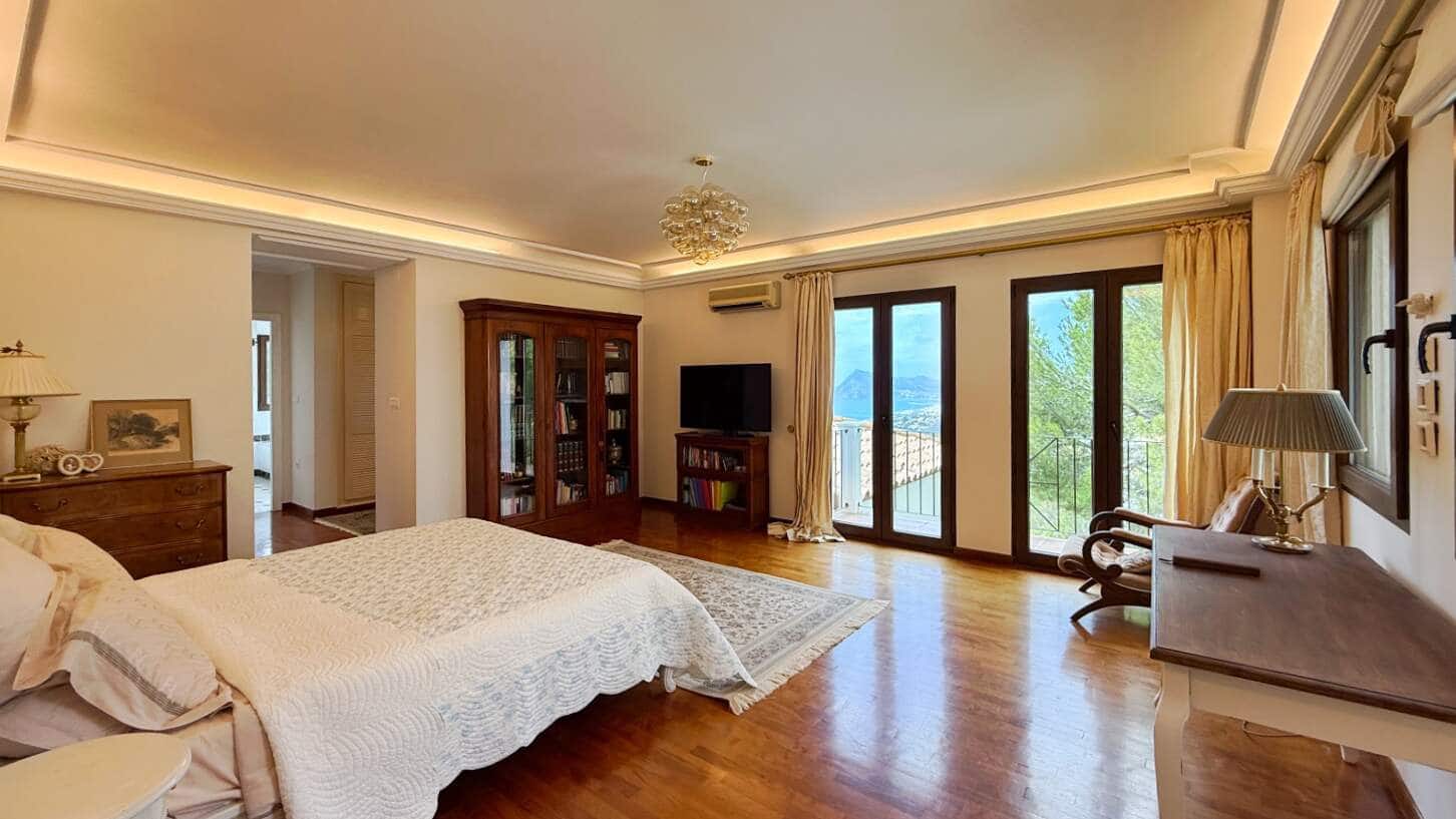 5 bedroom Villa for sale in Altea with pool garage - € 1,900,000 (Ref: 9832050)