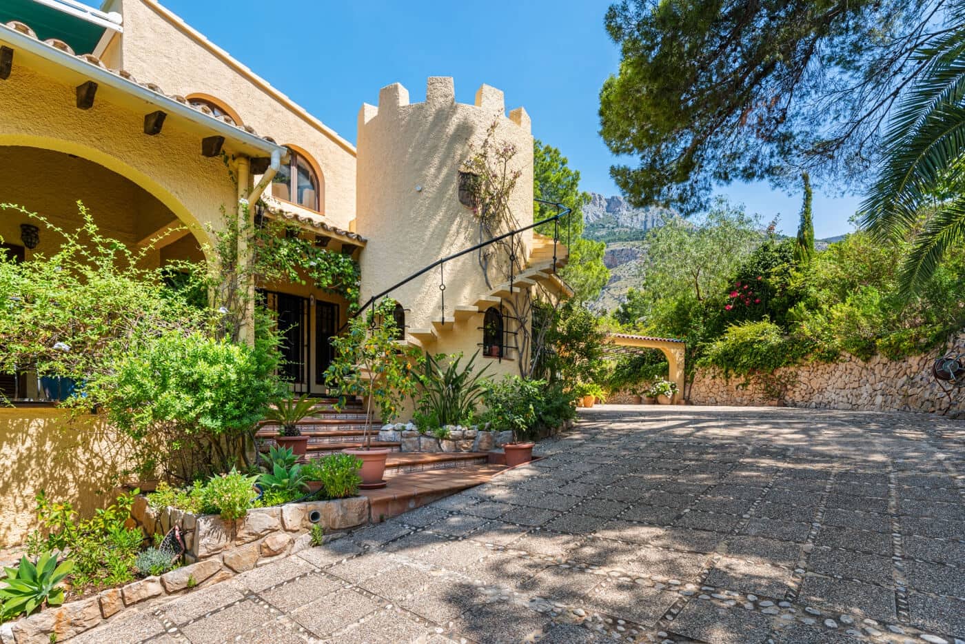 5 bedroom Villa for sale in Altea - € 1,590,000 (Ref: 9847744)