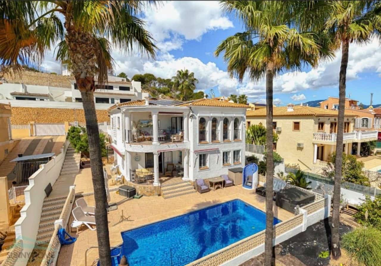 Chalet de 5 habitaciones en La Nucia en venta con piscina garaje - 825.000 € (Ref: 9847746)