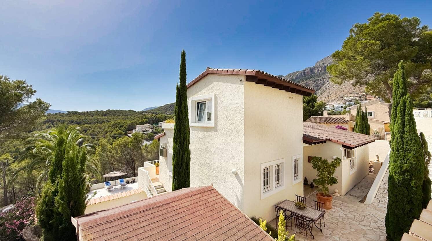 3 bedroom Villa for sale in Altea with pool garage - € 725,000 (Ref: 9911765)