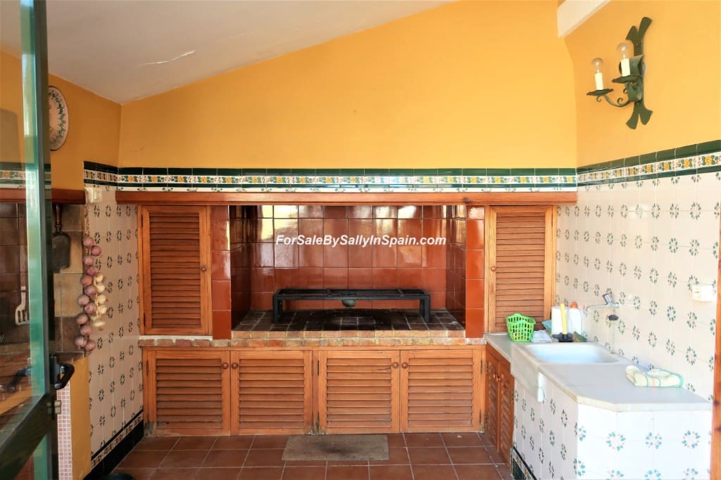 5 bedroom Villa for sale in Alzira with pool garage - € 649,000 (Ref: 5659271)