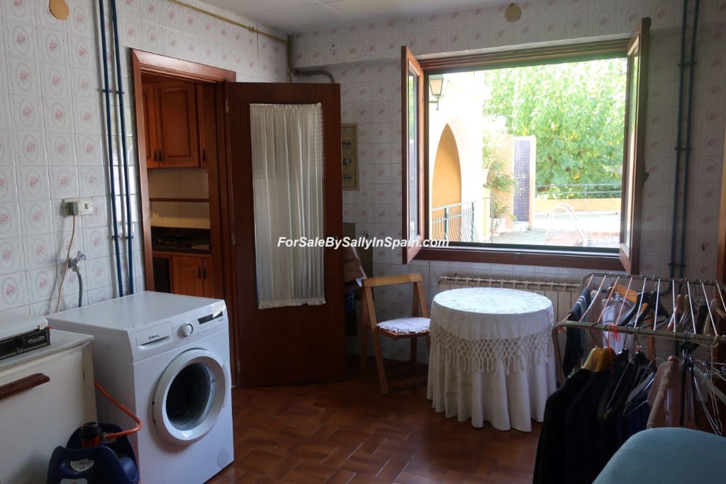 5 bedroom Villa for sale in Alzira with pool garage - € 649,000 (Ref: 5659271)