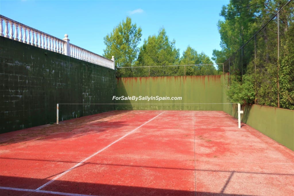 5 bedroom Villa for sale in Alzira with pool garage - € 649,000 (Ref: 5659271)