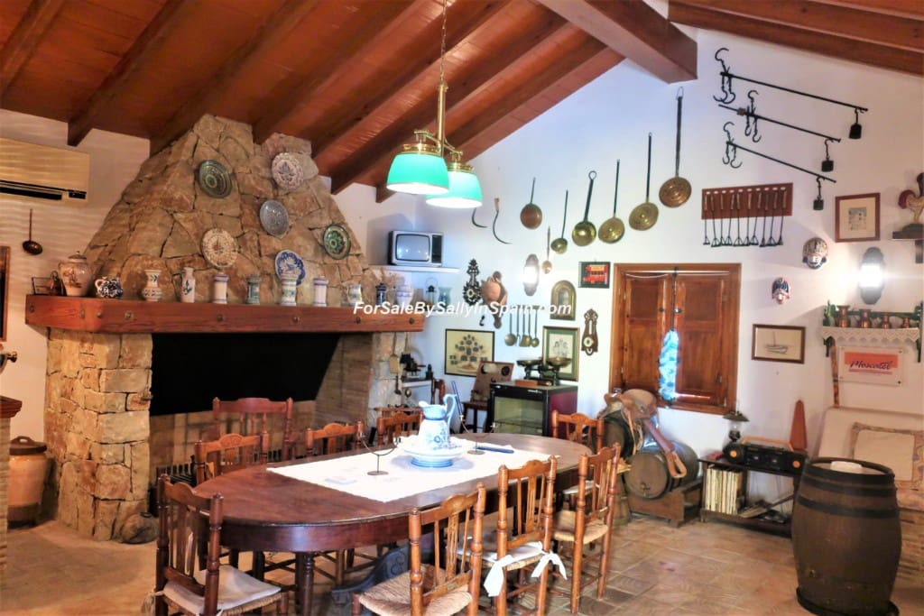 5 bedroom Villa for sale in Alzira with pool garage - € 649,000 (Ref: 5659271)