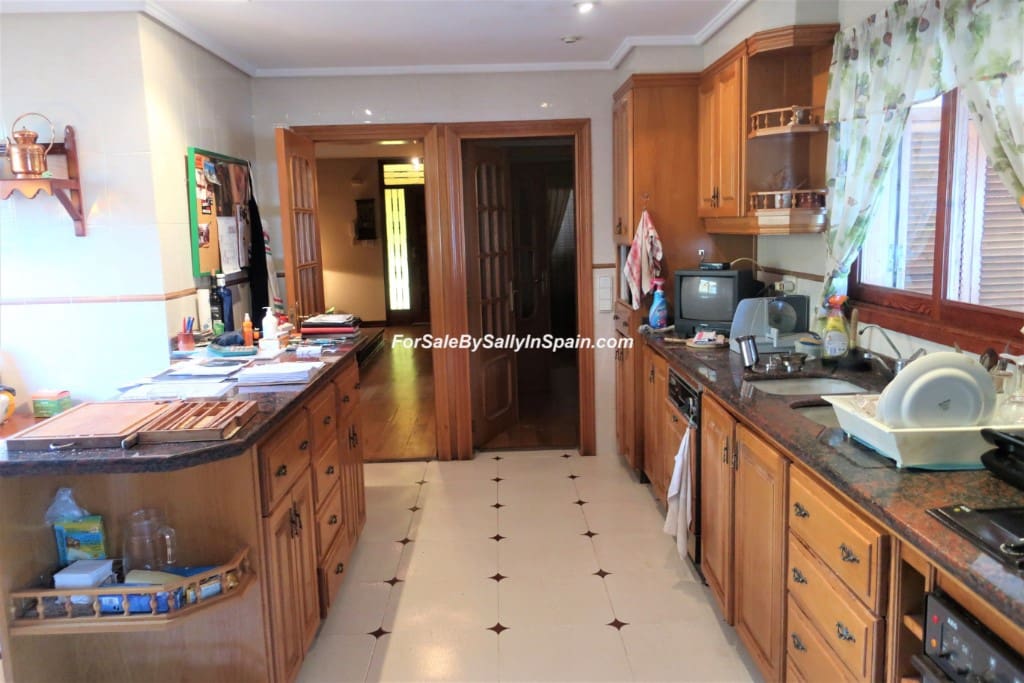 5 bedroom Villa for sale in Alzira with pool garage - € 649,000 (Ref: 5659271)
