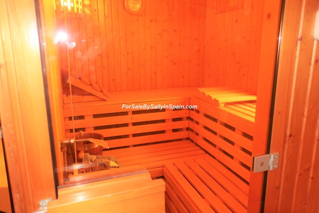 5 bedroom Villa for sale in Alzira with pool garage - € 649,000 (Ref: 5659271)