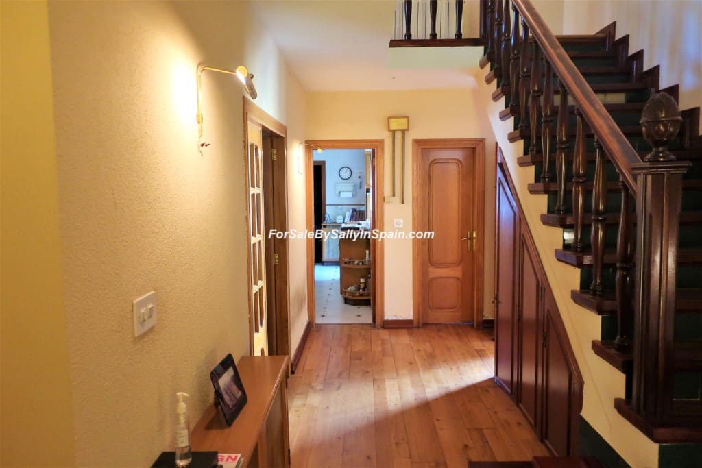 5 bedroom Villa for sale in Alzira with pool garage - € 649,000 (Ref: 5659271)