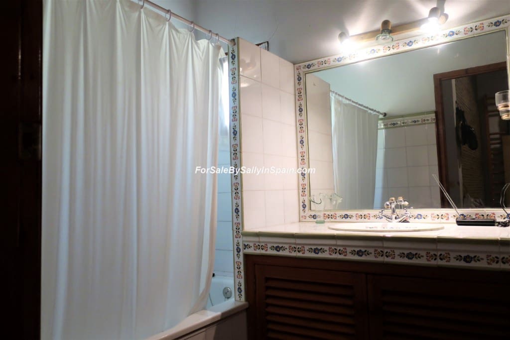 5 bedroom Villa for sale in Alzira with pool garage - € 649,000 (Ref: 5659271)