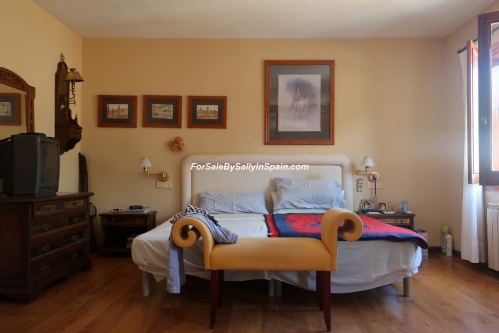 5 bedroom Villa for sale in Alzira with pool garage - € 649,000 (Ref: 5659271)