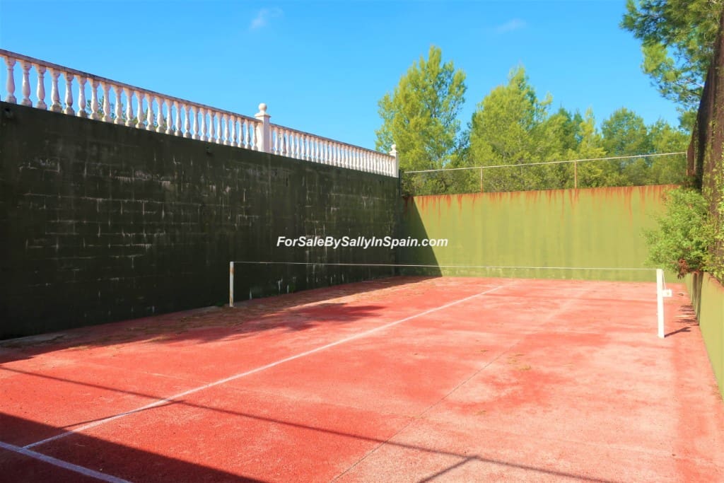 5 bedroom Villa for sale in Alzira with pool garage - € 649,000 (Ref: 5659271)