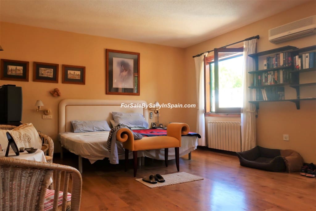 5 bedroom Villa for sale in Alzira with pool garage - € 649,000 (Ref: 5659271)