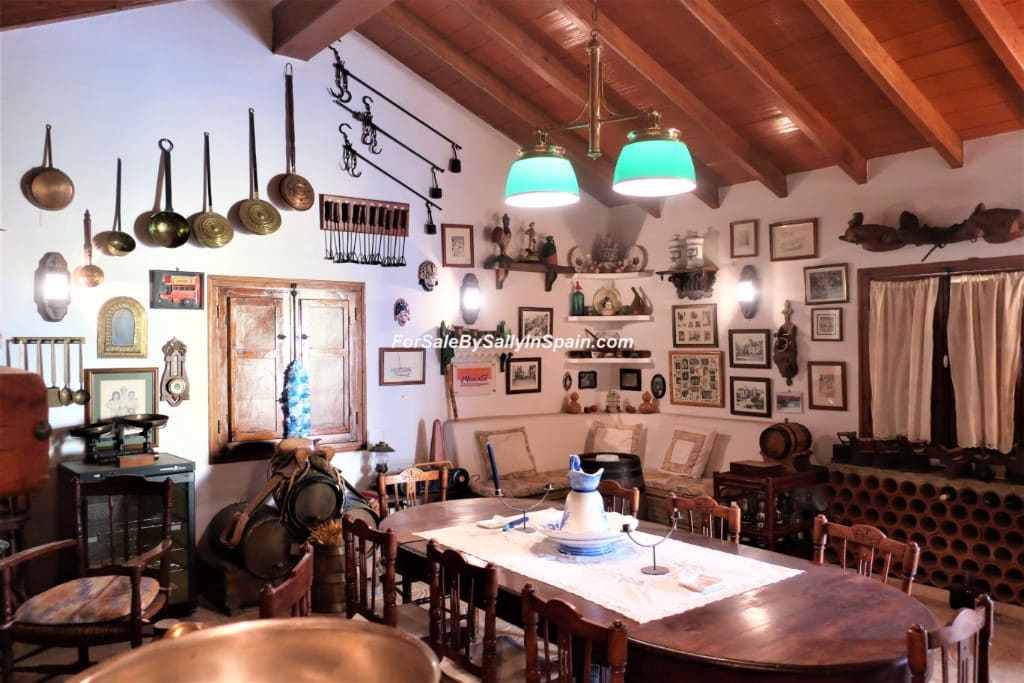 5 bedroom Villa for sale in Alzira with pool garage - € 649,000 (Ref: 5659271)