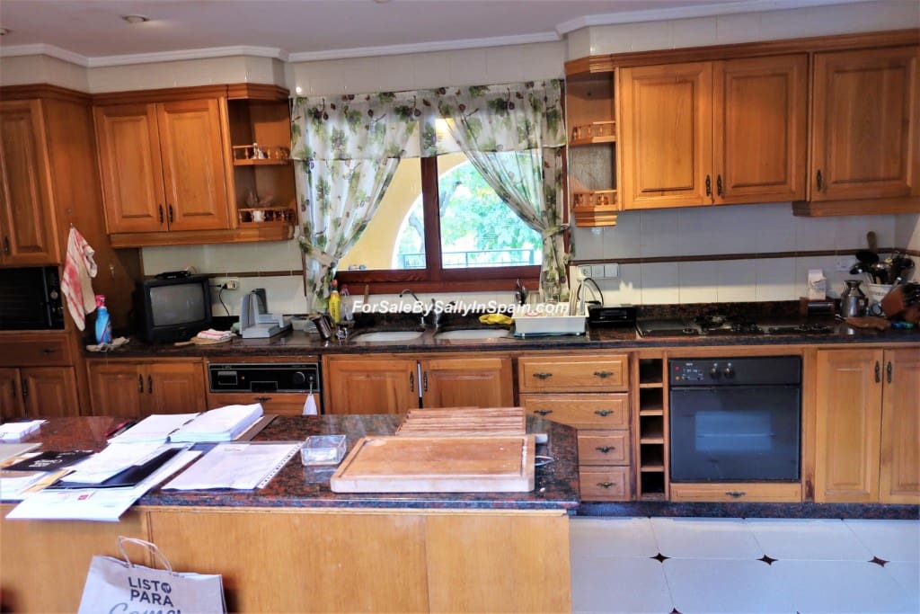 5 bedroom Villa for sale in Alzira with pool garage - € 649,000 (Ref: 5659271)