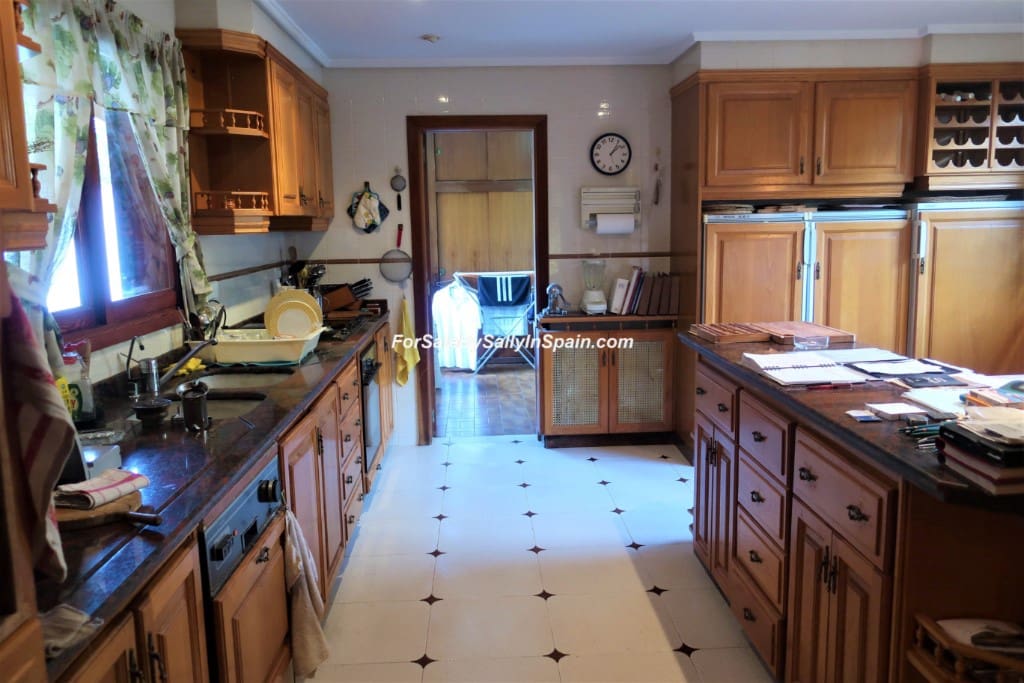 5 bedroom Villa for sale in Alzira with pool garage - € 649,000 (Ref: 5659271)