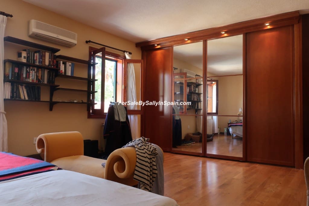 5 bedroom Villa for sale in Alzira with pool garage - € 649,000 (Ref: 5659271)