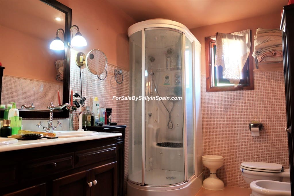 5 bedroom Villa for sale in Alzira with pool garage - € 649,000 (Ref: 5659271)