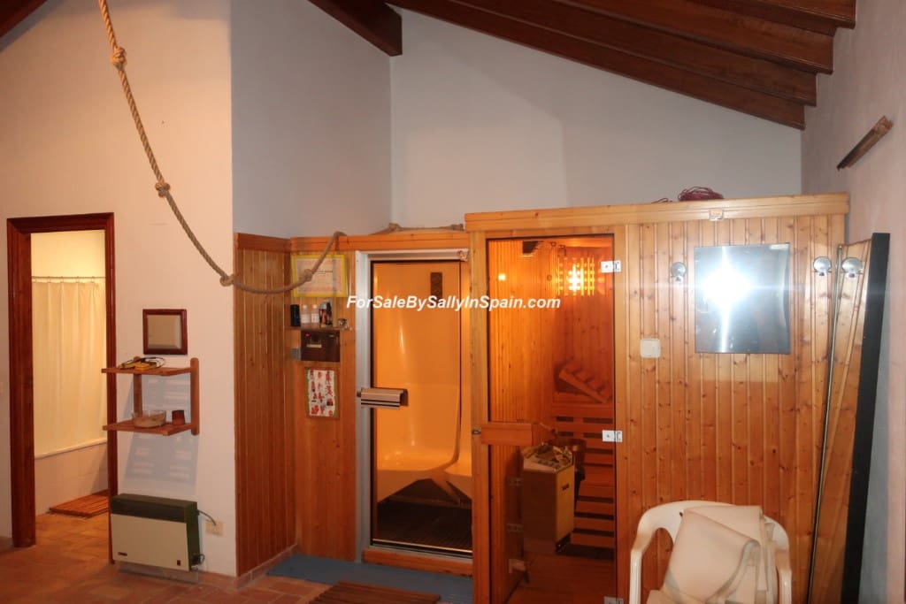 5 bedroom Villa for sale in Alzira with pool garage - € 649,000 (Ref: 5659271)