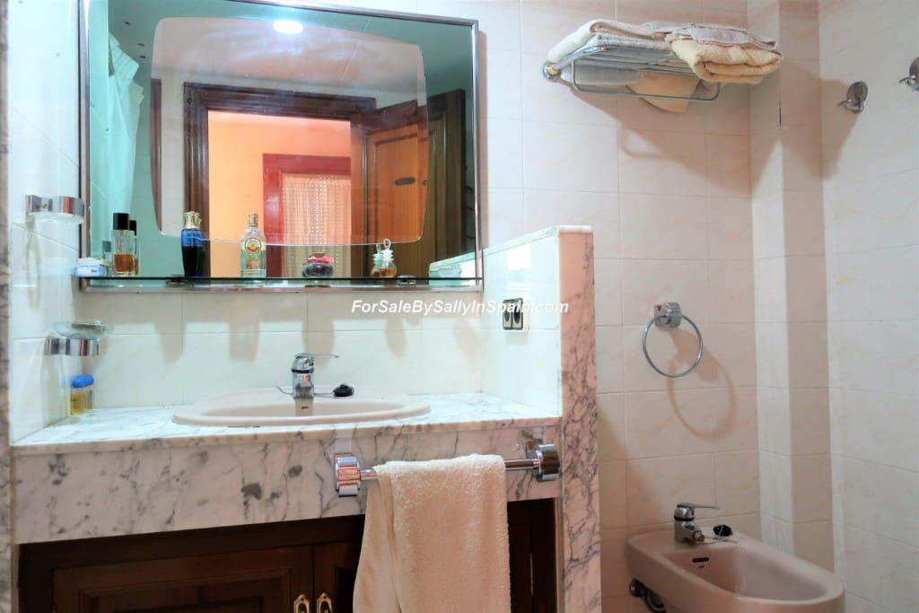 5 bedroom Villa for sale in Alzira with pool garage - € 649,000 (Ref: 5659271)